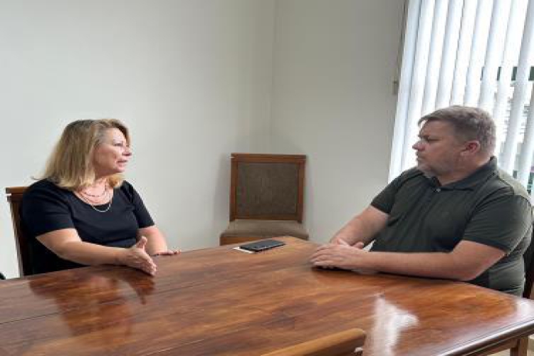 Notícia: ACIU recebe diretora pela Secretaria de Desenvolvimento Econômico do Governo